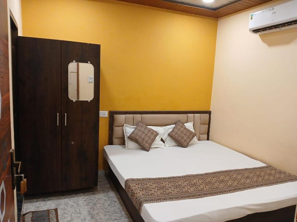 I Gautam Grand hotel Near railway junction by nts Bed and Breakfast in Varanasi