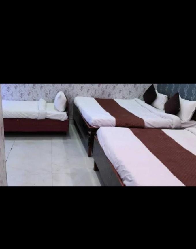 I Gautam Grand hotel Near railway junction by nts Bed and Breakfast in Varanasi