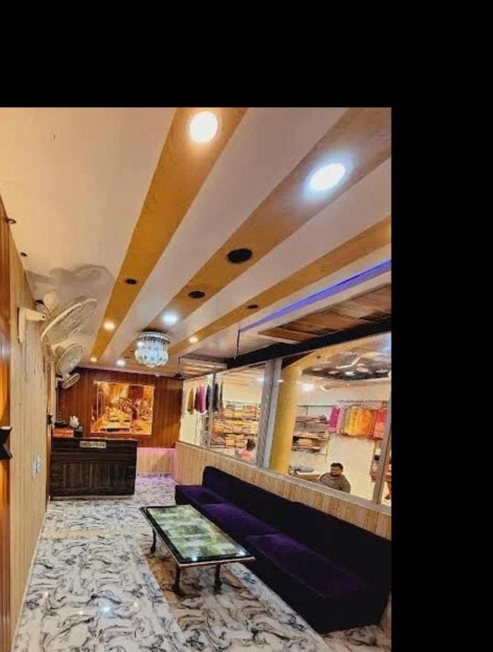I Gautam Grand hotel Near railway junction by nts Bed and Breakfast in Varanasi