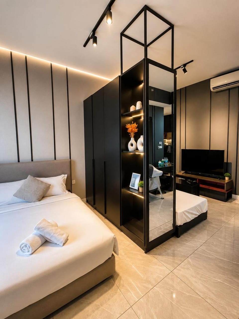 Bed, TV and multimedia, Photo of the whole room, Bedroom, towels, wardrobe