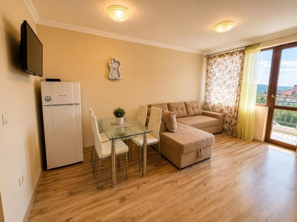 Communal lounge/ TV room, TV and multimedia, Living room, Seating area, Dining area