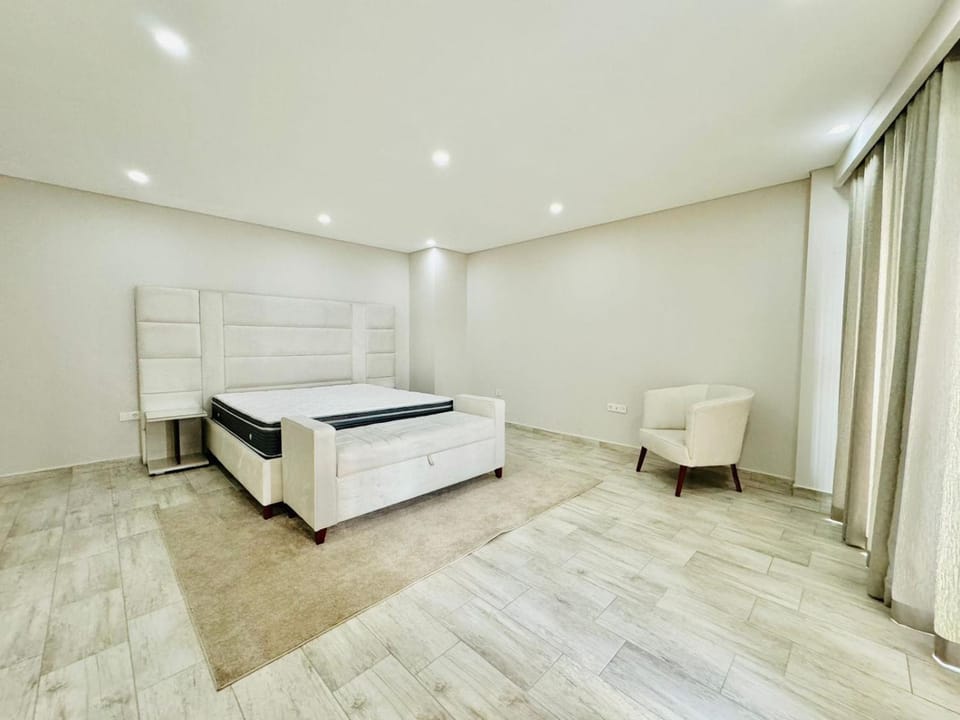 Luxouso Flat T4 na polana Plaza Apartment in Africa