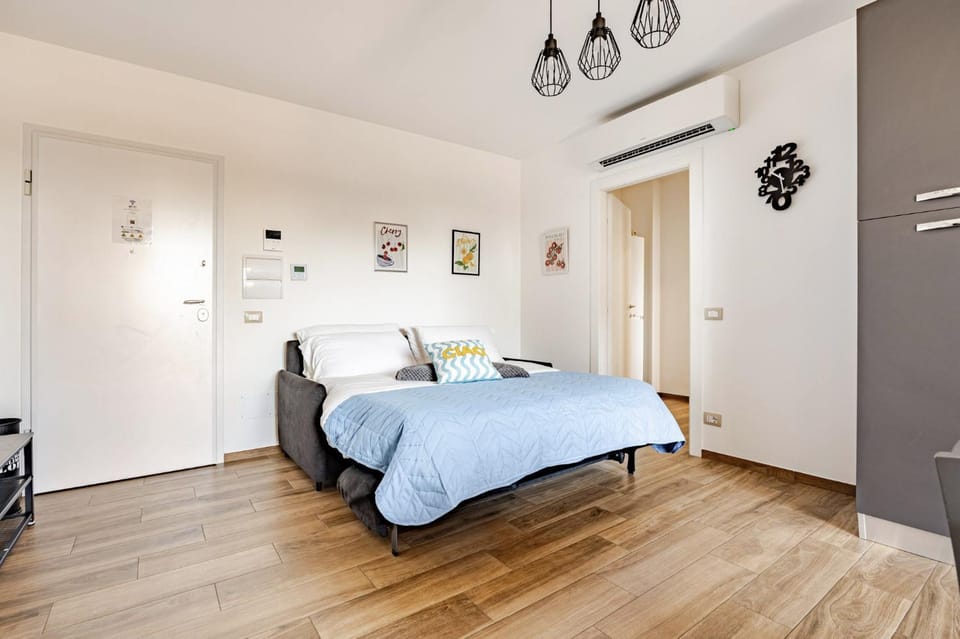 Bed, Photo of the whole room, Bedroom, wardrobe, air conditioner