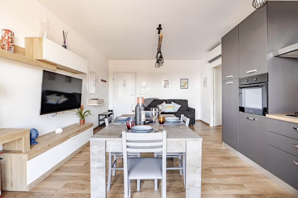 TV and multimedia, Kitchen or kitchenette, Living room, Seating area, Dining area, minibar, oven, pet friendly, stove