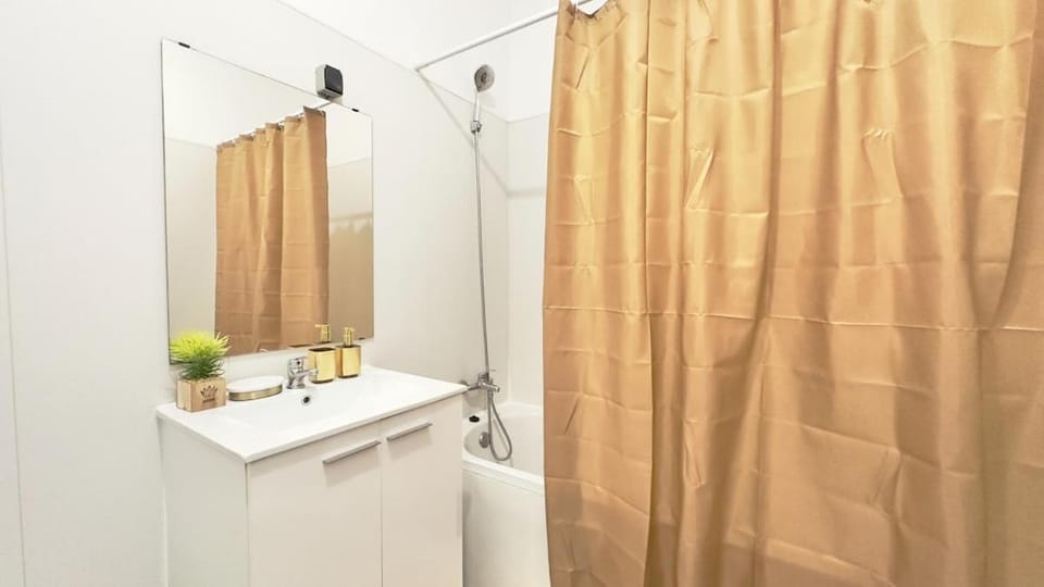 Quarto Privado estoril Apartment in Lisbon District