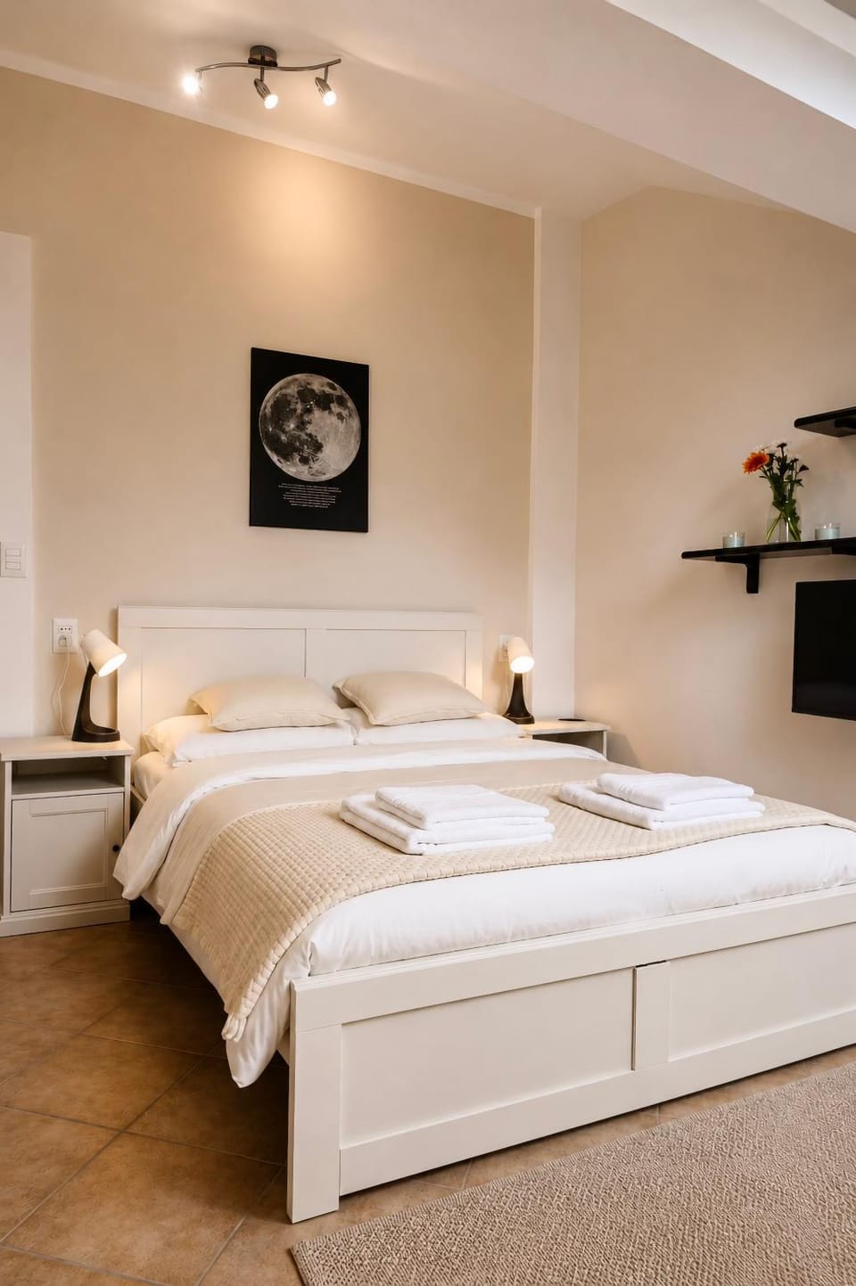 Bed, TV and multimedia, Photo of the whole room, Bedroom, towels, air conditioner