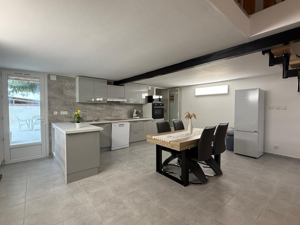 Kitchen or kitchenette, Dining area, dishwasher, oven, toaster