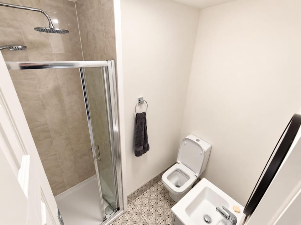Studio 1 Main St Carrick - 20 steps from everything Apartment in Leitrim, Co. Leitrim, Ireland
