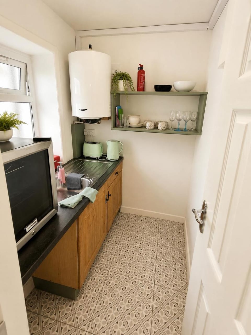 Studio 1 Main St Carrick - 20 steps from everything Apartment in Leitrim, Co. Leitrim, Ireland