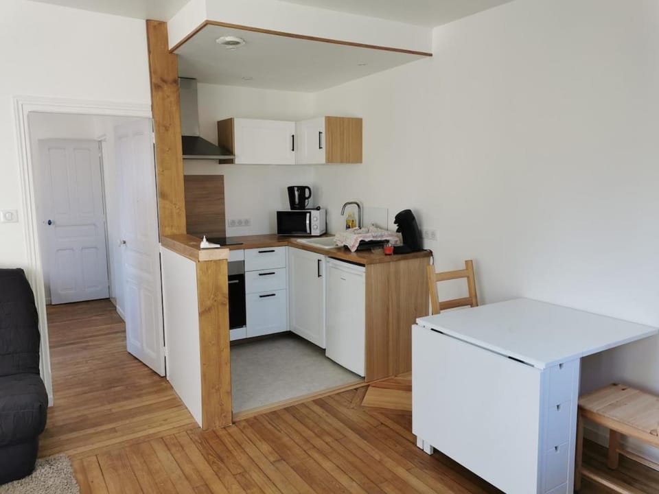 Coffee/tea facilities, Kitchen or kitchenette, stove, toaster