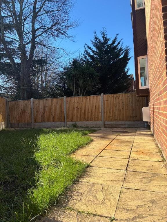 Modern 1-Bedroom House, Free Parking, Garden, Bus Links, Kitchen, Sky & Netflix House in Maidenhead