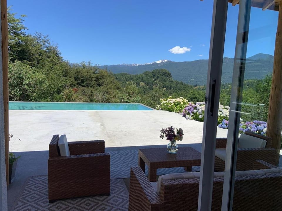 House with view to 3 volcanoes and swimming pool!! House in Pucon