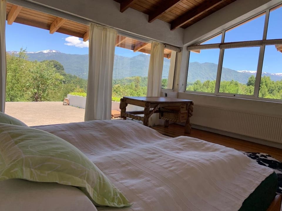 House with view to 3 volcanoes and swimming pool!! House in Pucon