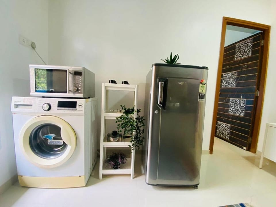 Airy 1 bed 2 bath in Bandra Area Wifi - 1 by Connekthomes Apartment in Mumbai