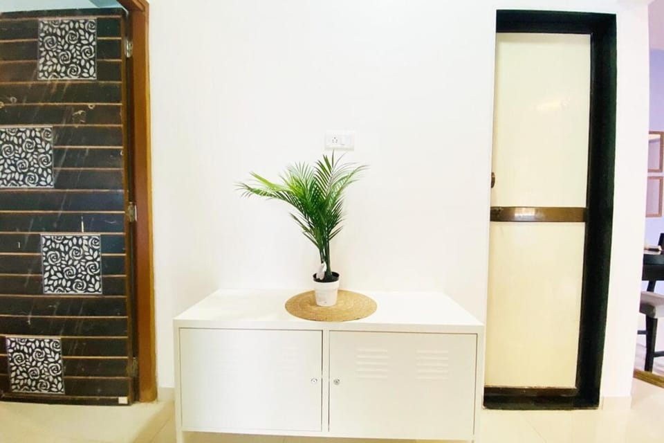 Airy 1 bed 2 bath in Bandra Area Wifi - 1 by Connekthomes Apartment in Mumbai