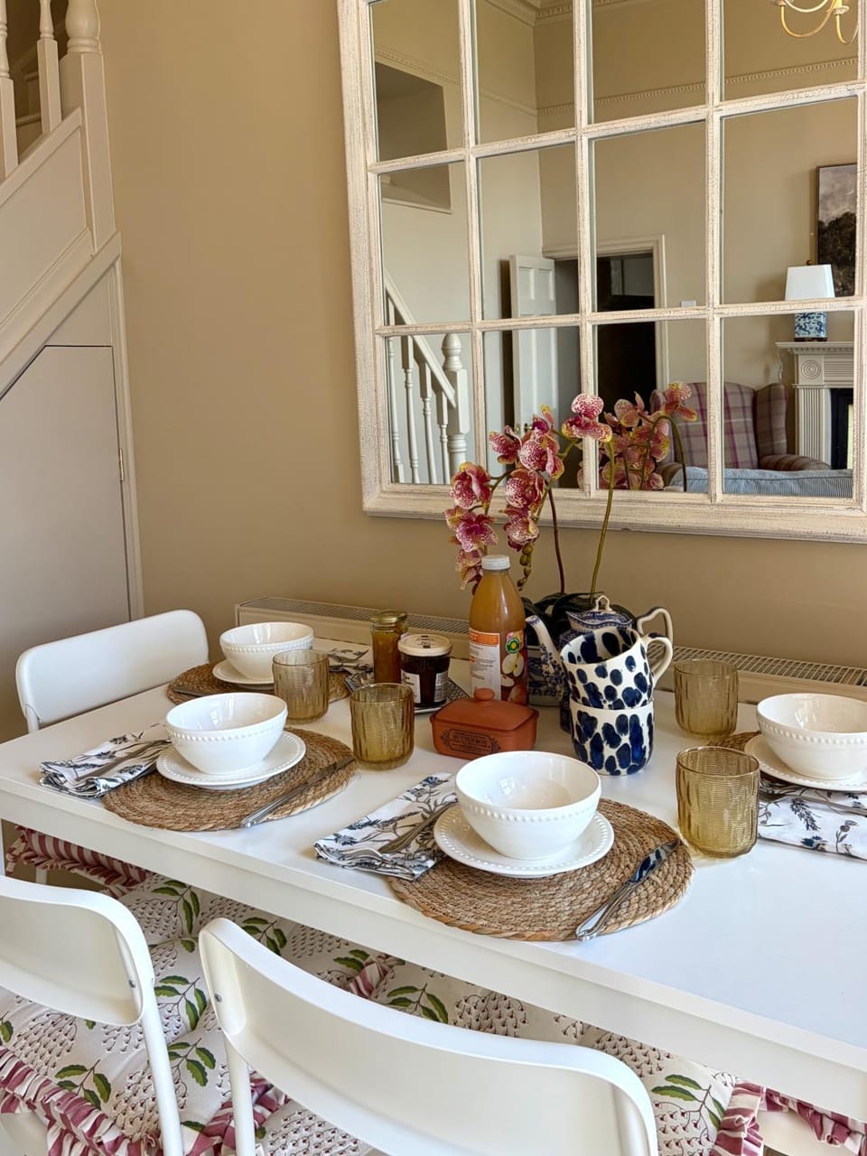 Coffee/tea facilities, Food and drinks, Seating area, Dining area, Food