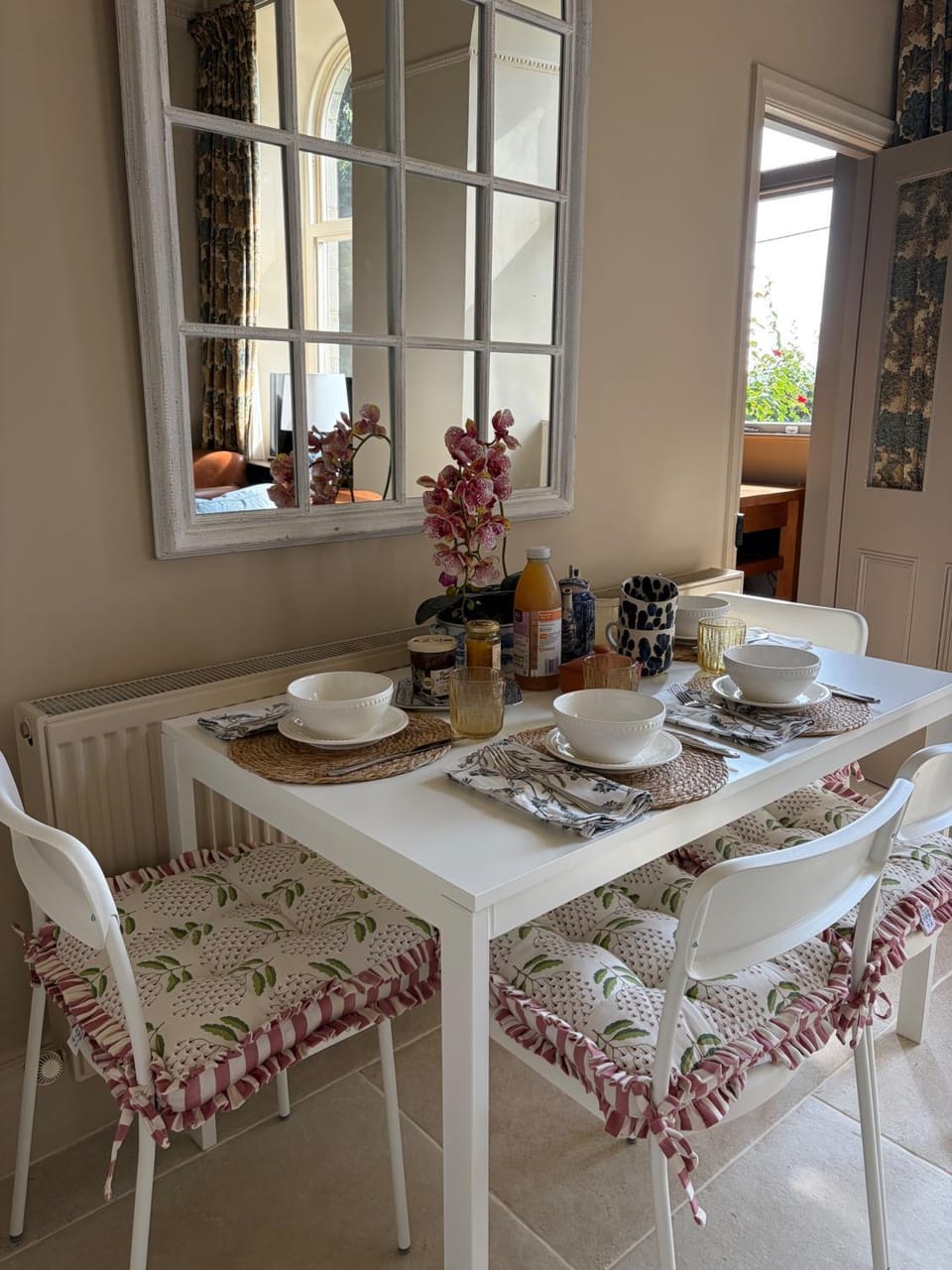 Food and drinks, Dining area