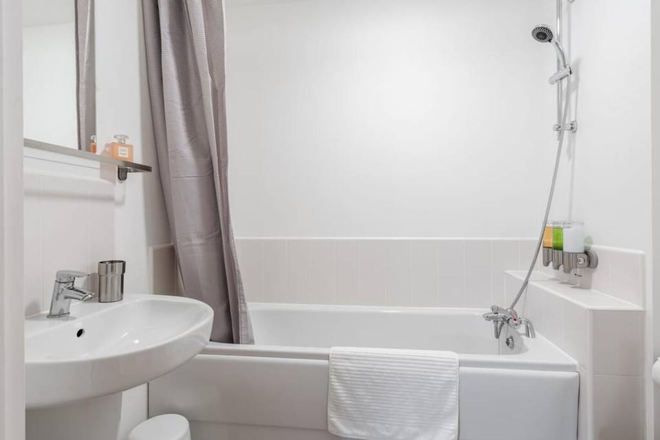 Contractor & Relocation Apartment · 4 Beds 2 Baths · Free Parking · Near New Cross & i54 Apartment in Wolverhampton