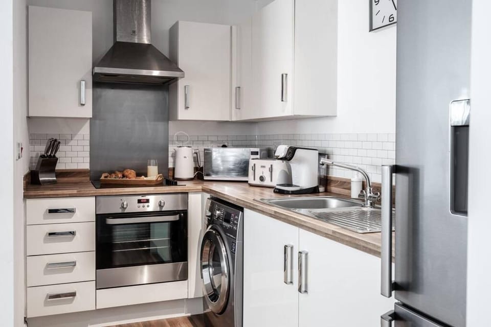 Contractor & Relocation Apartment · 4 Beds 2 Baths · Free Parking · Near New Cross & i54 Apartment in Wolverhampton