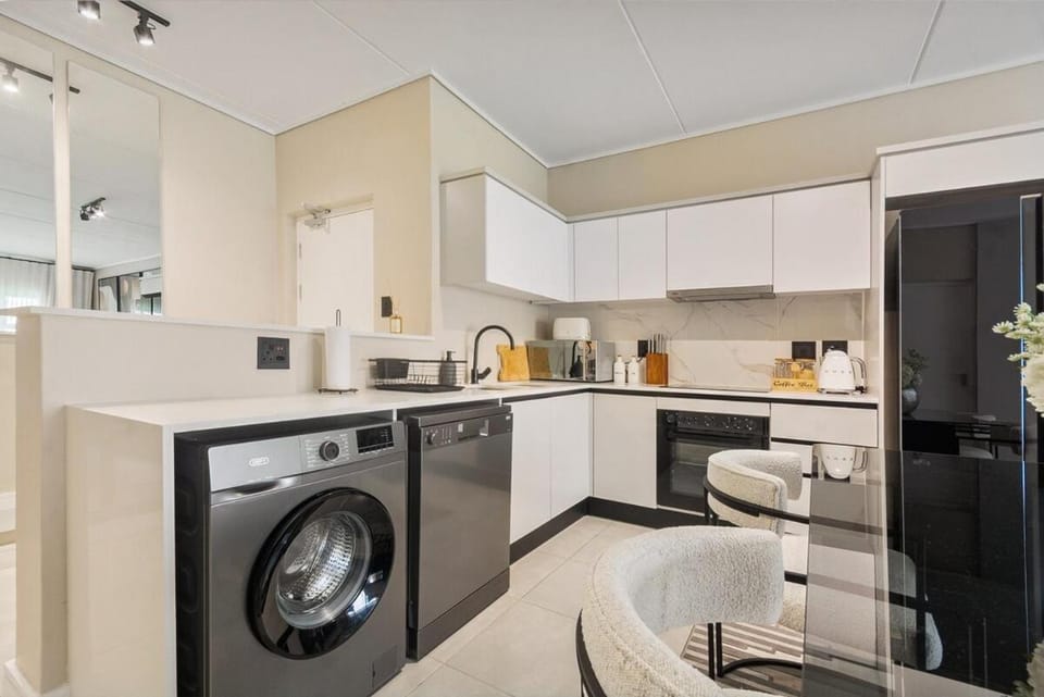 #Alimamaspaces Munyaka Luxury 3BR Apartment with Crystal Lagoon View Apartment in Sandton