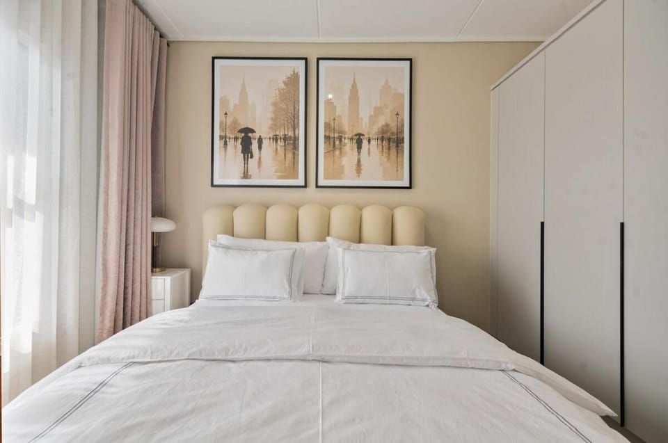 #Alimamaspaces Munyaka Luxury 3BR Apartment with Crystal Lagoon View Apartment in Sandton