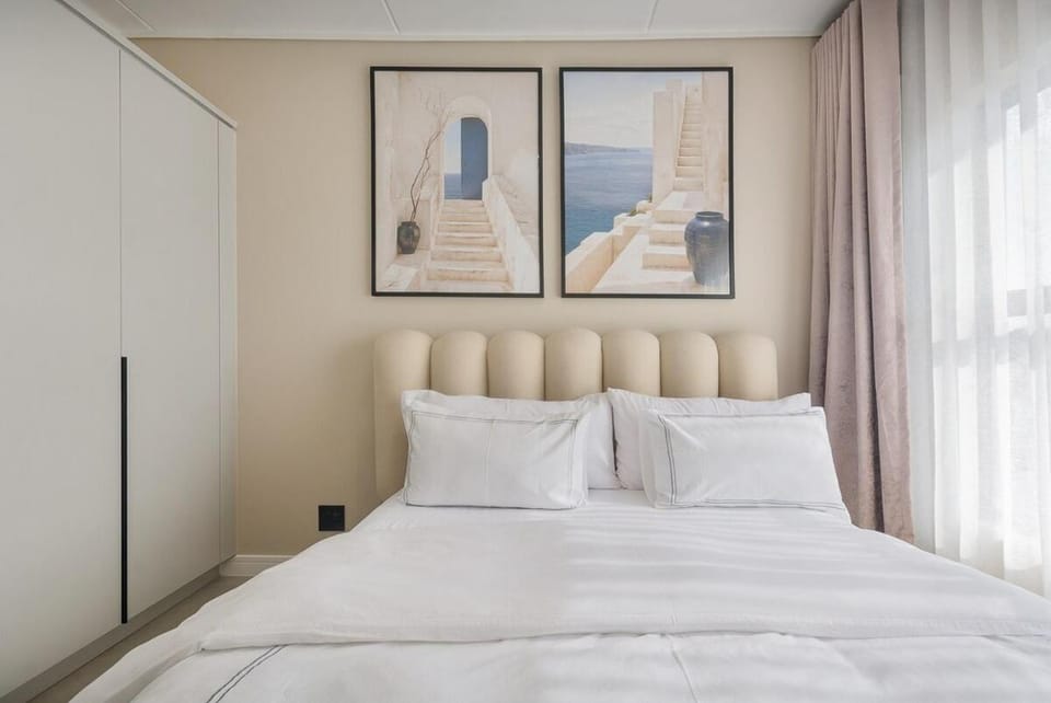#Alimamaspaces Munyaka Luxury 3BR Apartment with Crystal Lagoon View Apartment in Sandton