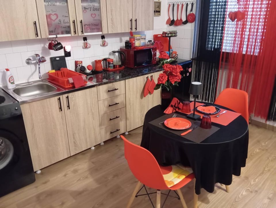 Kitchen or kitchenette, Dining area