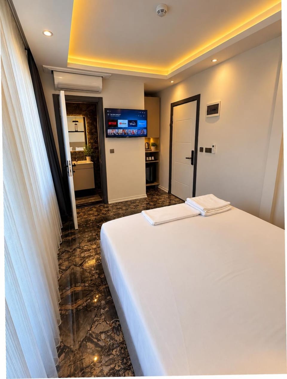 Bed, TV and multimedia, Bedroom