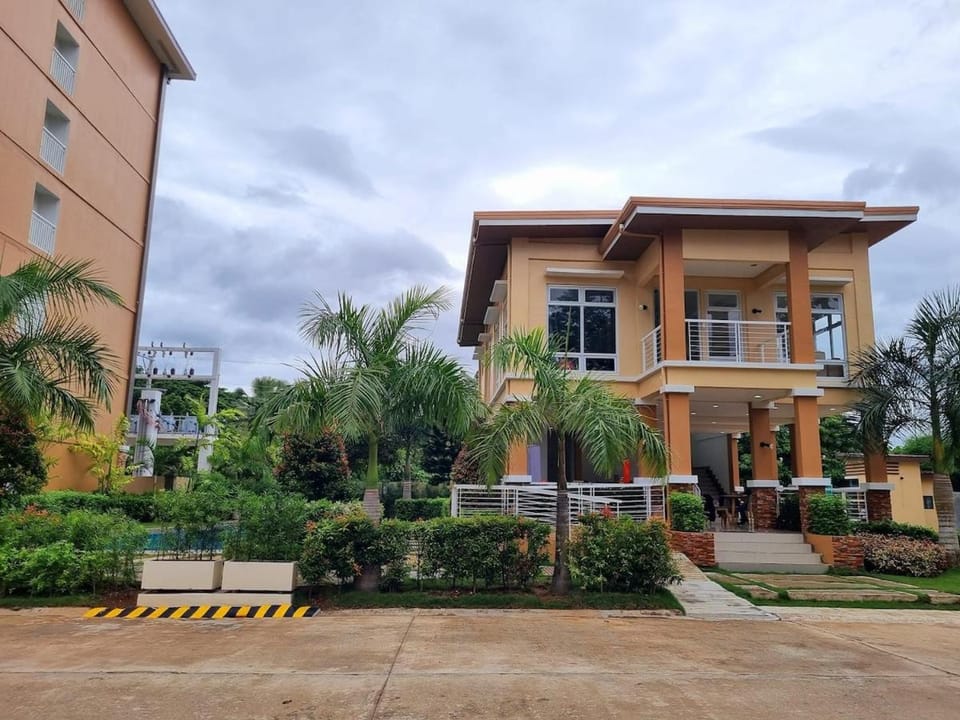 Island Escape Pool Gym Near to Airport Apartment in Puerto Princesa