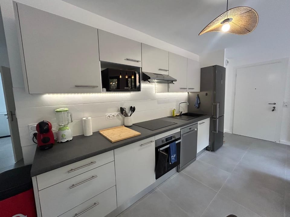 Kitchen or kitchenette, dishwasher, oven, stove