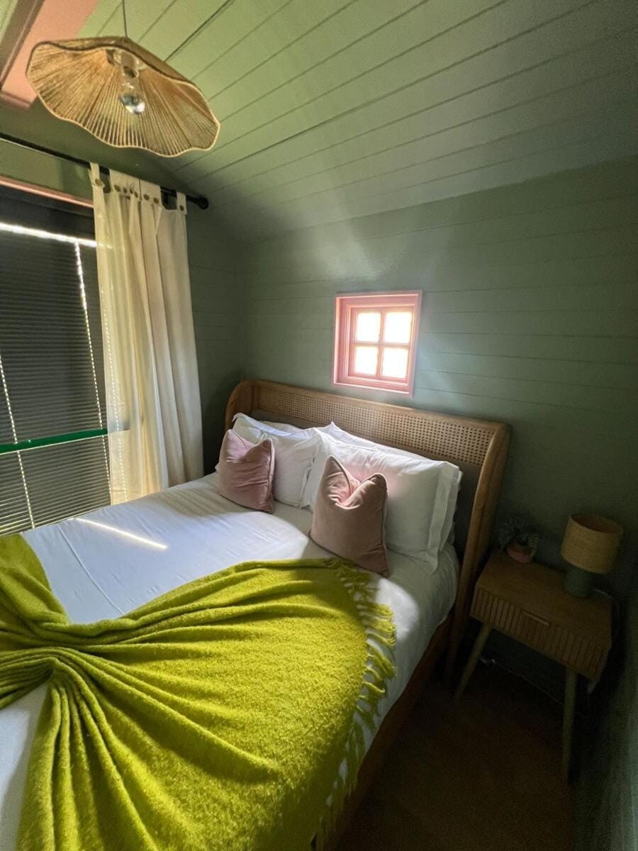 The Pullman Train with Hot Tub House in Saint Florence