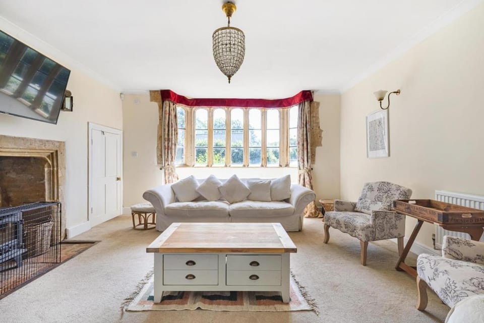 Farmhouse Retreat Swim Pond, Hot Tub and Sauna House in Taunton Deane