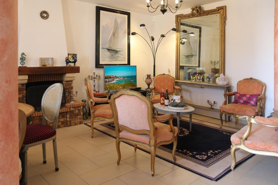 Communal lounge/ TV room, Living room