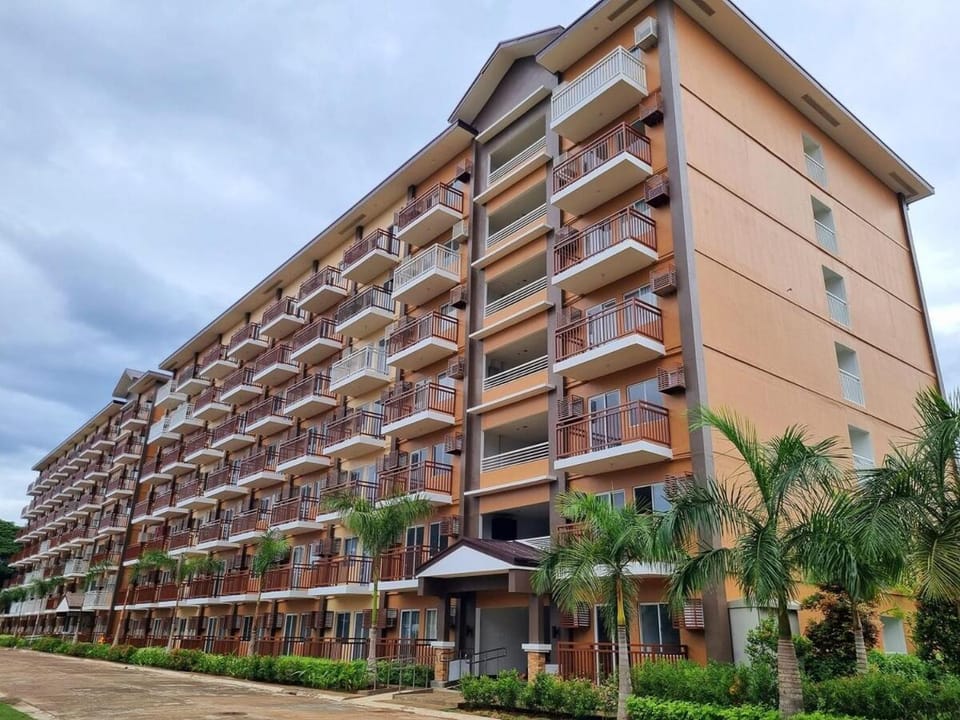 Tropical Hideaway Pool Gym Near Airport Apartment in Puerto Princesa