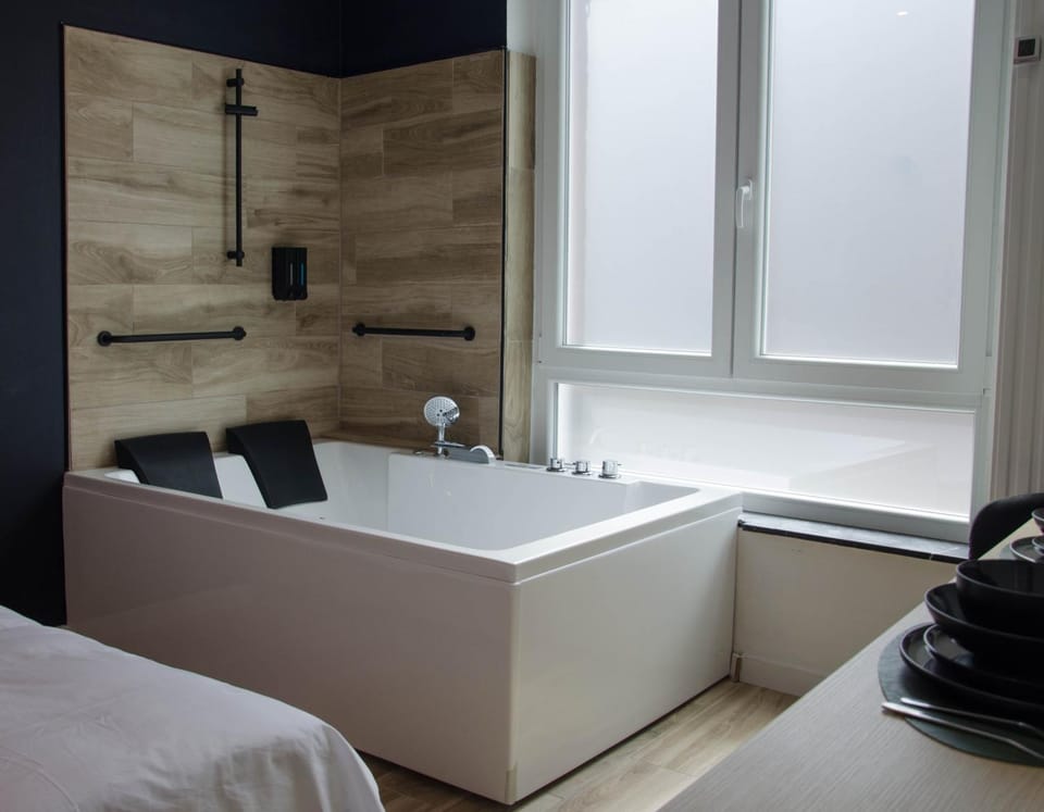 Hot Tub, Bedroom