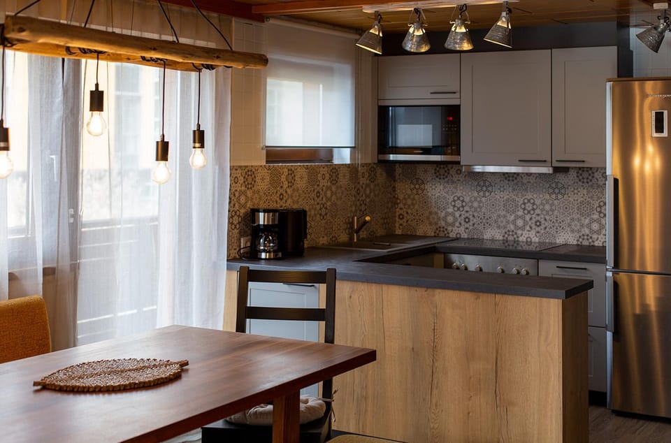 Kitchen or kitchenette, Dining area