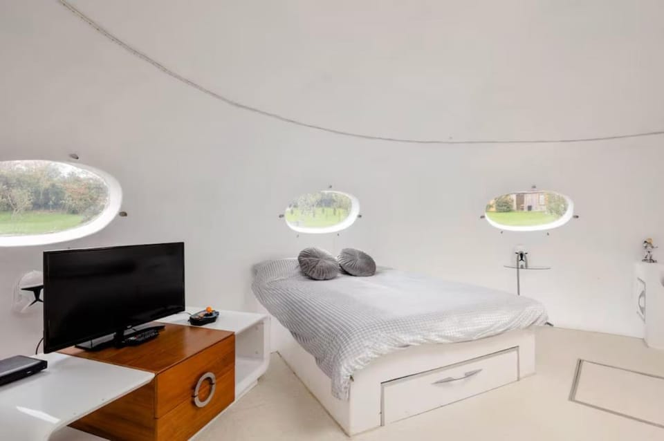 The UFO - The UK's Most Unique Tiny Home House in Saint Florence