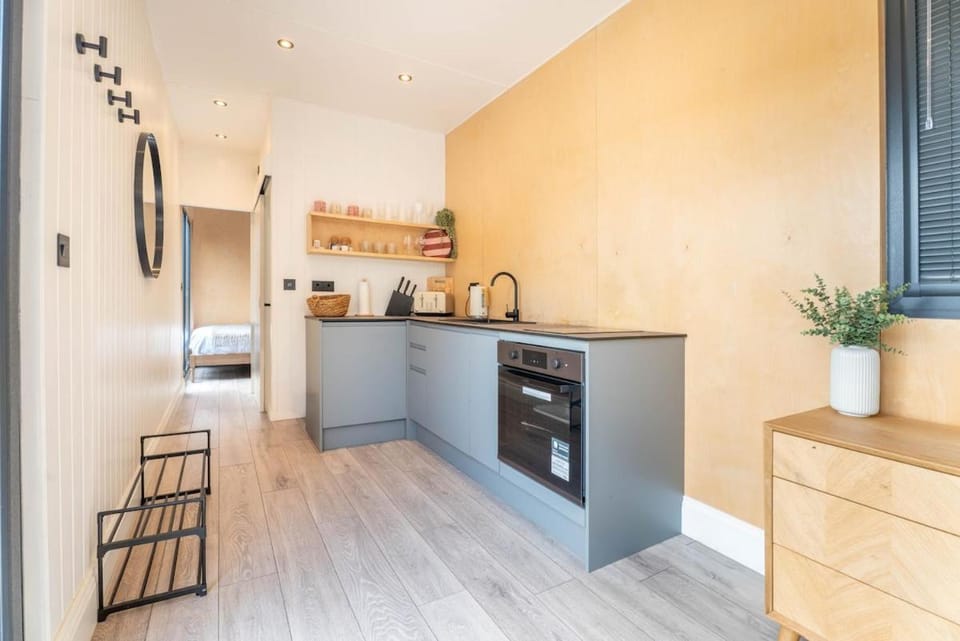 Modern Tiny Home with Hot Tub House in Saint Florence