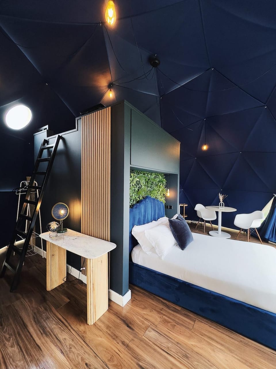 Luxury Igloo Dome with Hot Tub House in Saint Florence