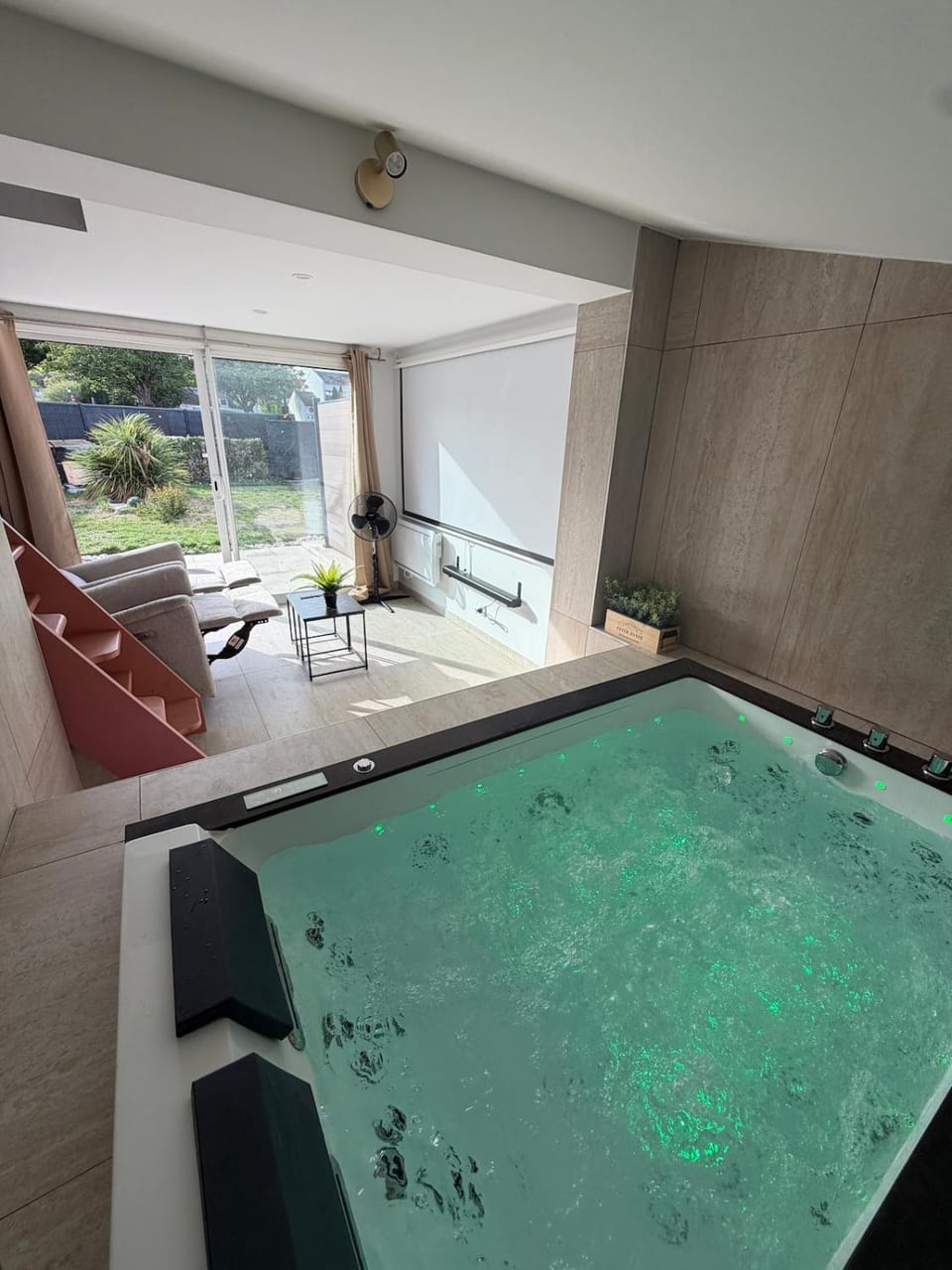 L'Escapade XXL - Balnéo, Cinéma Netflix & Jardin Apartment in Montigny-le-Bretonneux