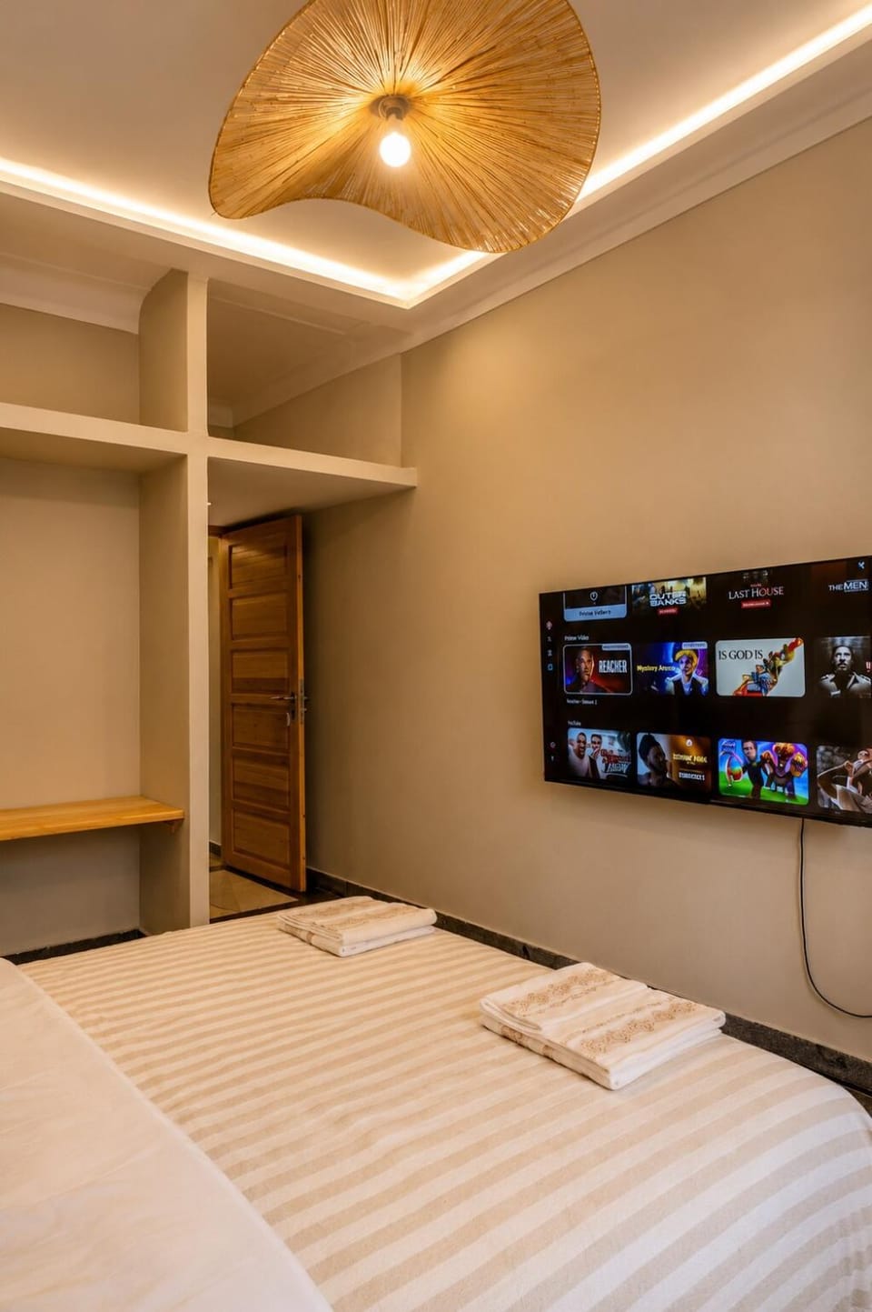 Bed, TV and multimedia, Bedroom