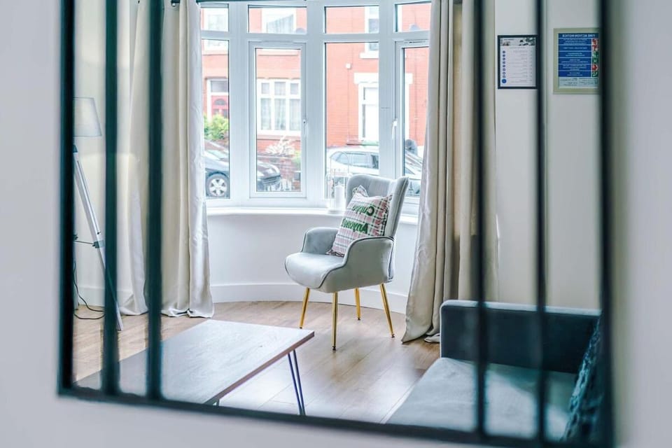 Modern & Spacious 3BR Home Near Manchester Apartment in Manchester
