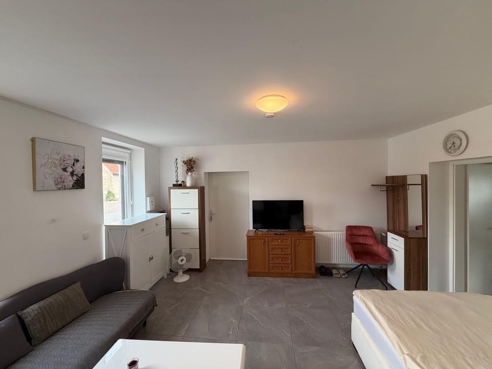 Bed, TV and multimedia, Living room, Photo of the whole room