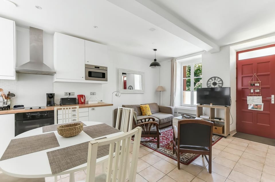 Kitchen or kitchenette, Living room, Seating area, Dining area