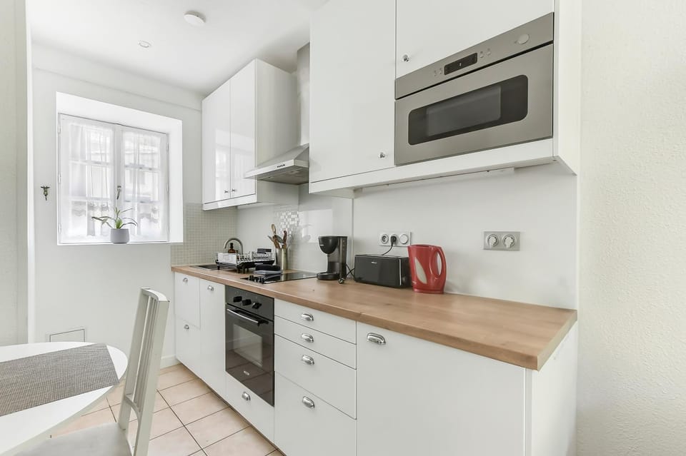 Coffee/tea facilities, dishwasher, oven, stove, kitchen