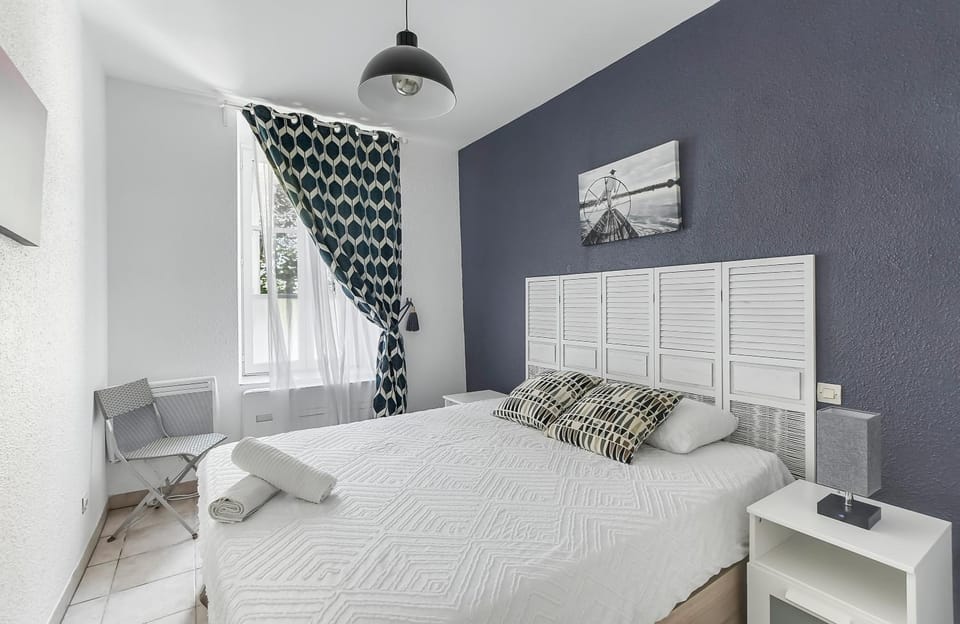Photo of the whole room, Bedroom