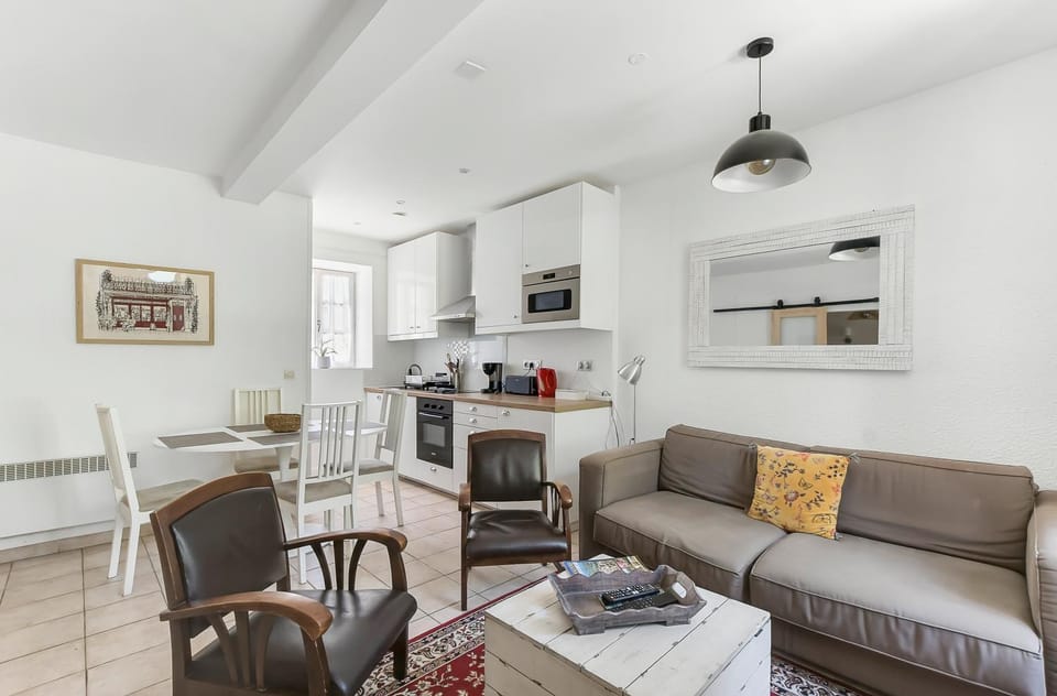Kitchen or kitchenette, Living room, Seating area, Dining area