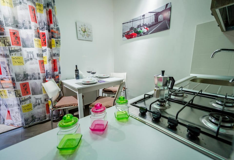 Coffee/tea facilities, Kitchen or kitchenette, Living room, Seating area, Dining area