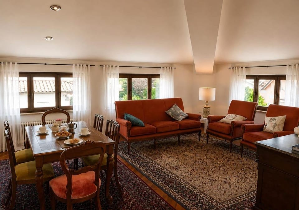 Restaurant/places to eat, Living room, Seating area, Breakfast