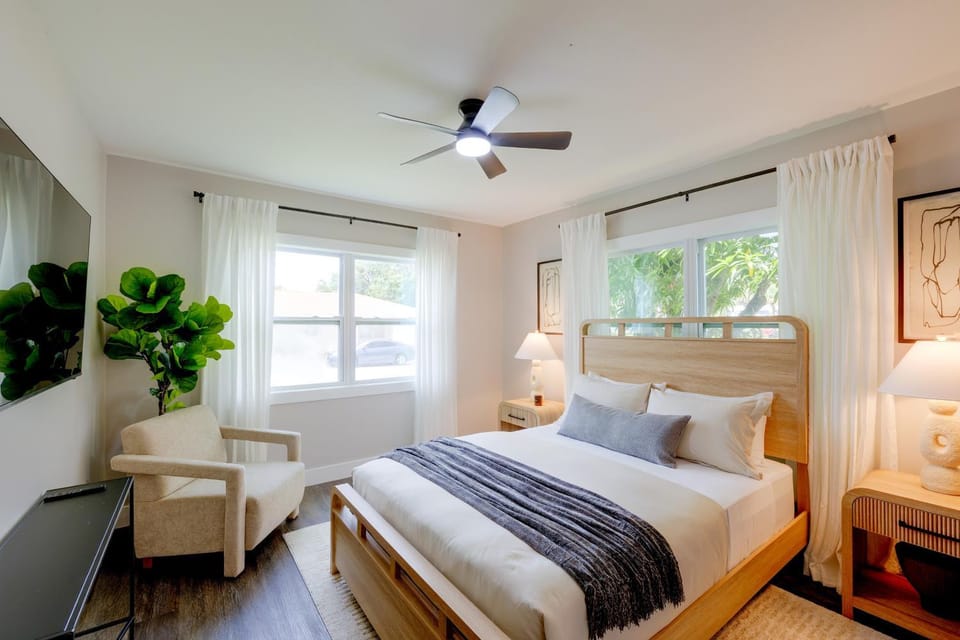 Walk to CityPlace, Pet-Friendly Retreat! House in West Palm Beach